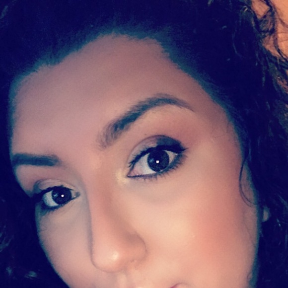 Meet your Posher, Cassandra - Picture 2 of 2